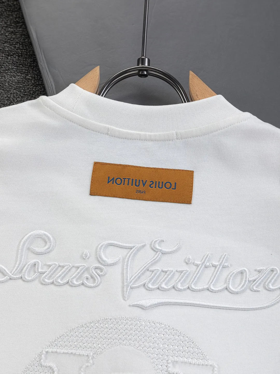🅿️200 Louis Vuitton 1V LV lv slightly wide version S-XL LV 26ss new products are available at the counter simultaneously. Multiple craftsmanship. Classic simple letters on the chest🪡 embroidery. Simple letters on the back are hollowed out🪡 embroidery. Round neck short-sleeved T-shirt, same style for men and women! Consigned to one-to-one creation. Synchronized with the official website, pure cotton fabrics at the counter! It is close to the skin and comfortable, durable and easy to wear. It has a classic and simple logo design and meticulous original craftsmanship. Short-sleeves, a must-have item for men, do not appear to be the same for the general public, but must be unique and eye-catching. This LV short-sleeve is all about quality, comfort, the same shape and fashion as always, including fabrics and cutting techniques. All of them have been made with great effort! 320 grams of washed pure cotton fabric, pure cotton is breathable, very refreshing and comfortable for daily wear. The rib knitting on the neckline is smooth and tight, and the neckline will not be skewed if you toss it at will. The loose version, you will find that it looks really good on the upper body. The overall is minimalist and neat, super versatile for daily use! Pair it casually with a pair of pants for a youthful look. A T-shirt will make your outfit crazy. It is a fashionable item that can never go wrong! Color: Black White Size: S-XL Size chart: S: Shoulder width 50-Bust 56-Length 70 M: Shoulder width 52-Bust 57-Length 72 L: Shoulder width 54-Bust 59-Length 74 XL: Shoulder width 56-Bust 62-Length 76